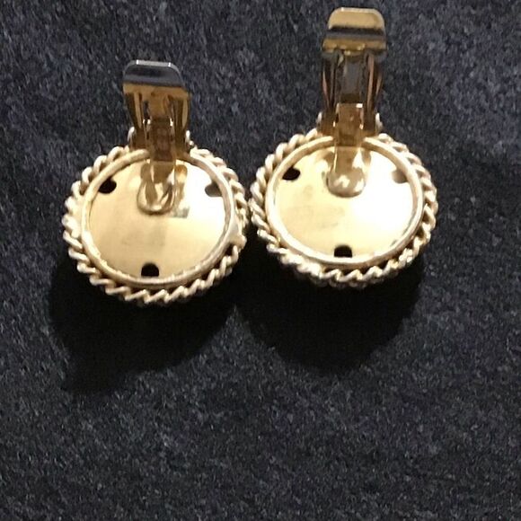 Earrings gold tone wreath Around a disk from estate sale ￼ - Picture 3 of 3